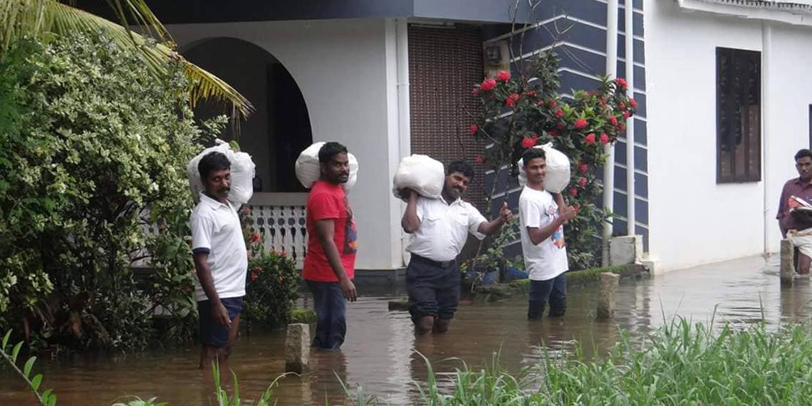 Flood aid in Kerala being carried by Salvation Army staff